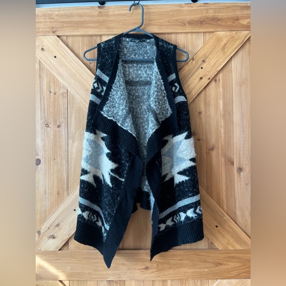 BCBG Aztec black and white Vest size medium - Picture 2 of 3